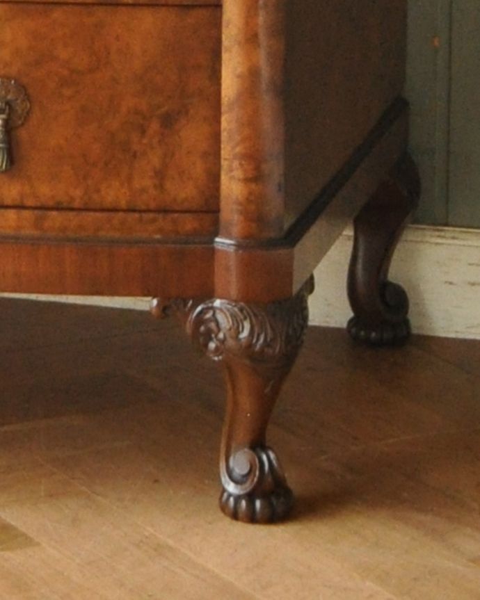 アンティークのチェスト　アンティーク家具　英国アンティーク家具、ウォルナット材の木目が美しいカップボードチェスト（食器棚） 。脚には植物モチーフの美しい彫りが施されています。(q-730-f)