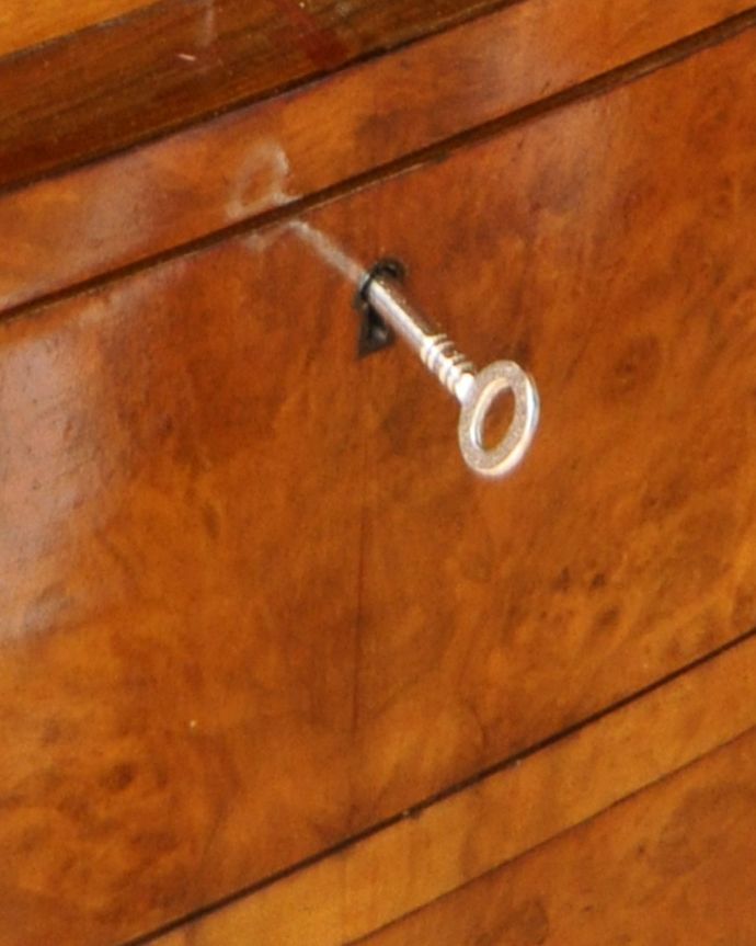 アンティークのチェスト　アンティーク家具　英国アンティーク家具、ウォルナット材の木目が美しいカップボードチェスト（食器棚） 。引き出しにも鍵穴が付いています。(q-730-f)