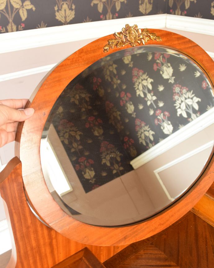アンティークのドレッサー　アンティーク家具　スラっとしたシルエットが女性らしいフランス家具、アンティークのドレッシングテーブル。大きな鏡はお部屋を広く見せる効果大。(q-735-f)