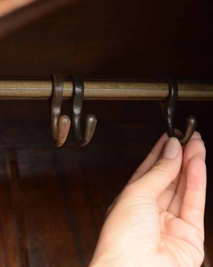 ワードローブ　アンティーク家具　お花の彫が女性らしいアクセント、アンティークのワードローブ（ホールローブ）。バックや帽子を掛けたり、実用的にお楽しみ下さい。(q-740-f)
