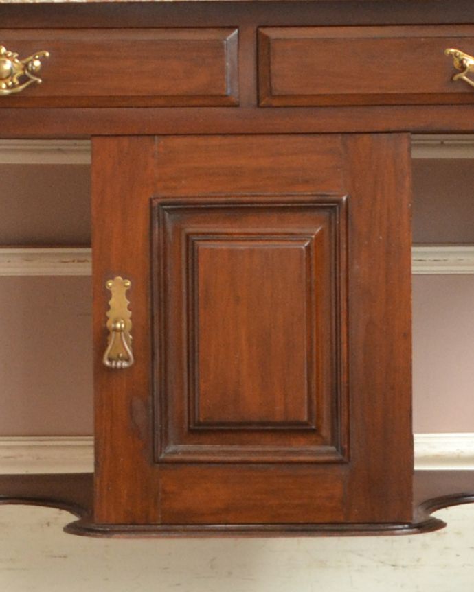 サイドボード　アンティーク家具　天然石を天板に使用した贅沢なアンティーク家具、ブルータイル入りのウォッシュハンドスタンド。扉の取っ手もステキアンティークらしい素敵なデザインが魅力。(q-751-f)