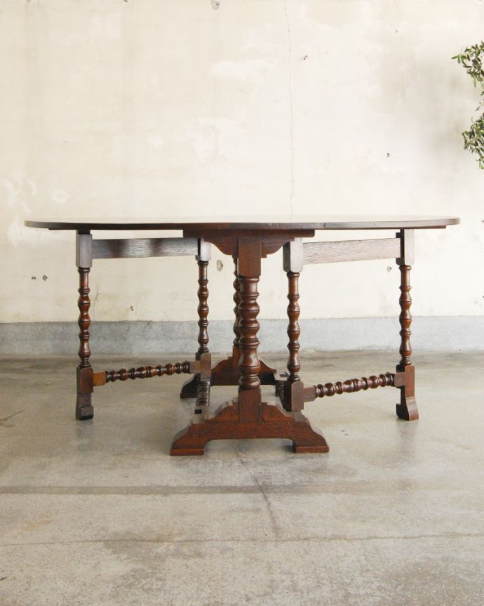 ロイドテーブル　アンティーク家具　英国アンティーク家具、脚元の凝った彫りも美しいゲートレッグテーブル（伸張式テーブル）。大きく広げるとこんな感じ。(q-753-f)