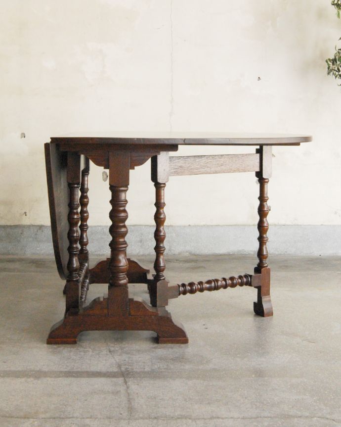 ロイドテーブル　アンティーク家具　英国アンティーク家具、脚元の凝った彫りも美しいゲートレッグテーブル（伸張式テーブル）。片方だけ広げて使うこともできます。(q-753-f)