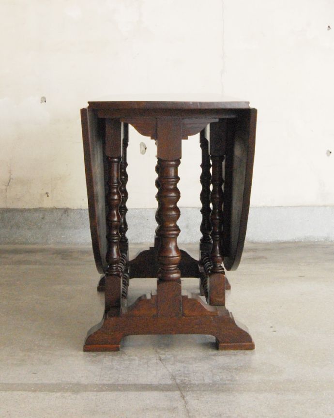ロイドテーブル　アンティーク家具　英国アンティーク家具、脚元の凝った彫りも美しいゲートレッグテーブル（伸張式テーブル）。足元のデザインが凝っていて組み脚のようになっています。(q-753-f)