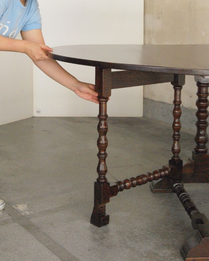 ロイドテーブル　アンティーク家具　英国アンティーク家具、脚元の凝った彫りも美しいゲートレッグテーブル（伸張式テーブル）。脚を引っ張り出すだけなので、組み立ても簡単！女性の力で大丈夫です。(q-753-f)