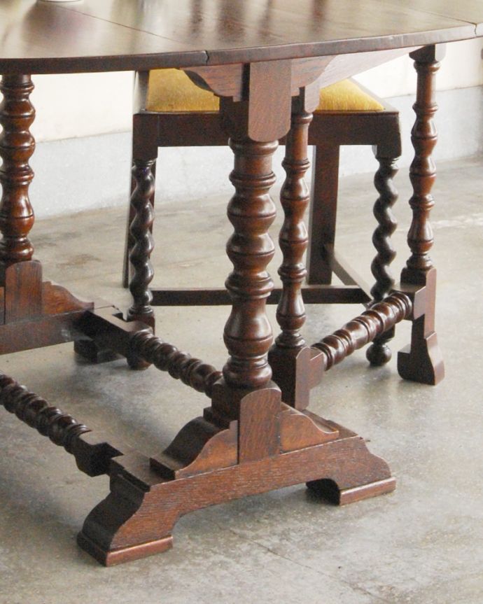 ロイドテーブル　アンティーク家具　英国アンティーク家具、脚元の凝った彫りも美しいゲートレッグテーブル（伸張式テーブル）。しっかりお直ししてあるので安定感があります。(q-753-f)