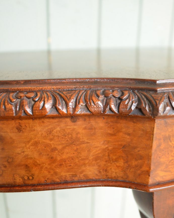 ロイドテーブル　アンティーク家具　イギリスで出会ったアンティーク家具、ウォルナット材の壁に取り付けて使えるコンソールテーブル。縁にも美しい彫りがデザインされています。(q-761-f)