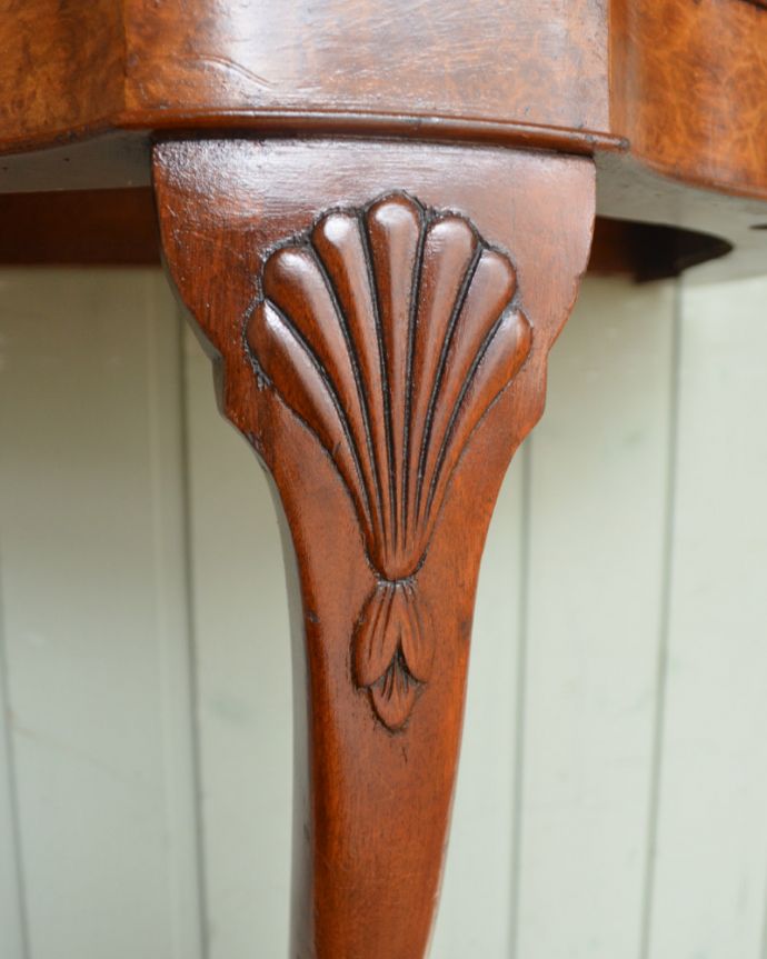 ロイドテーブル　アンティーク家具　イギリスで出会ったアンティーク家具、ウォルナット材の壁に取り付けて使えるコンソールテーブル。脚の付け根には、このような優雅な装飾が刻まれています。(q-761-f)