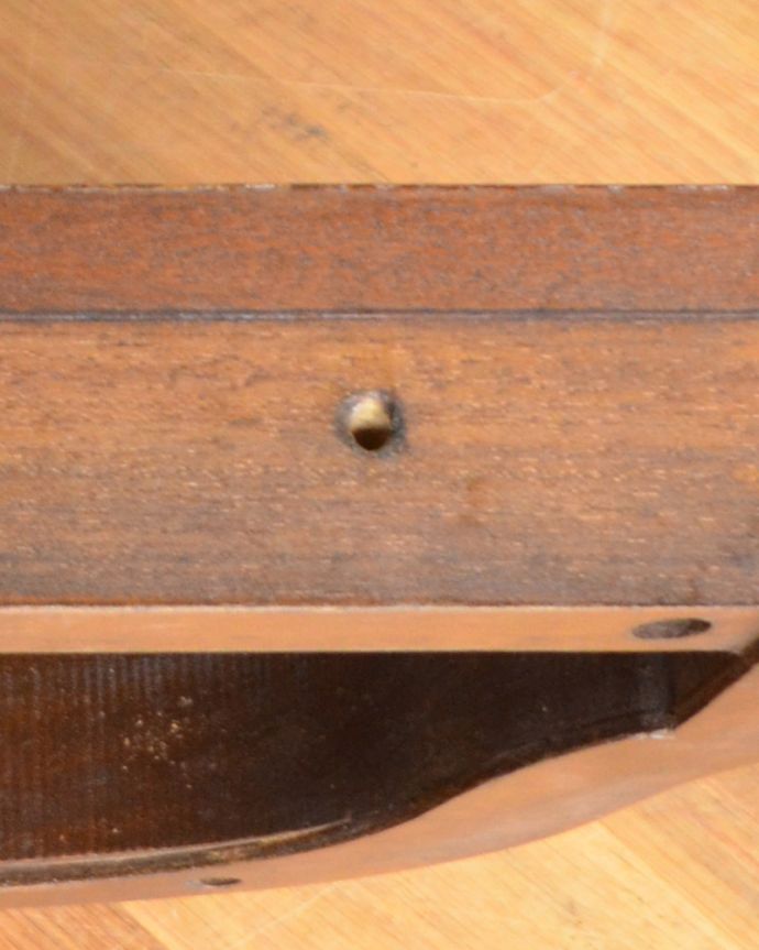 ロイドテーブル　アンティーク家具　イギリスで出会ったアンティーク家具、ウォルナット材の壁に取り付けて使えるコンソールテーブル。壁に取り付けられる様に穴が開いています。(q-761-f)