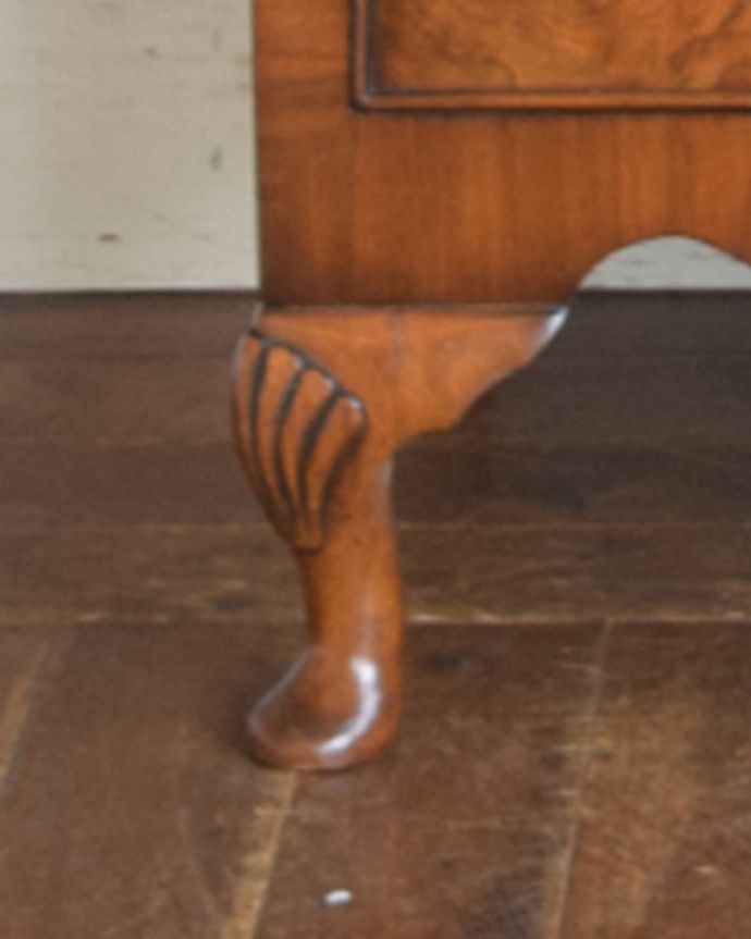 アンティークのチェスト　アンティーク家具　美しい曲線と木目に惹かれる、ウォルナット材を使った英国のアンティークカップボードチェスト。安定感のある脚がしっかり支えます。(q-766-f)