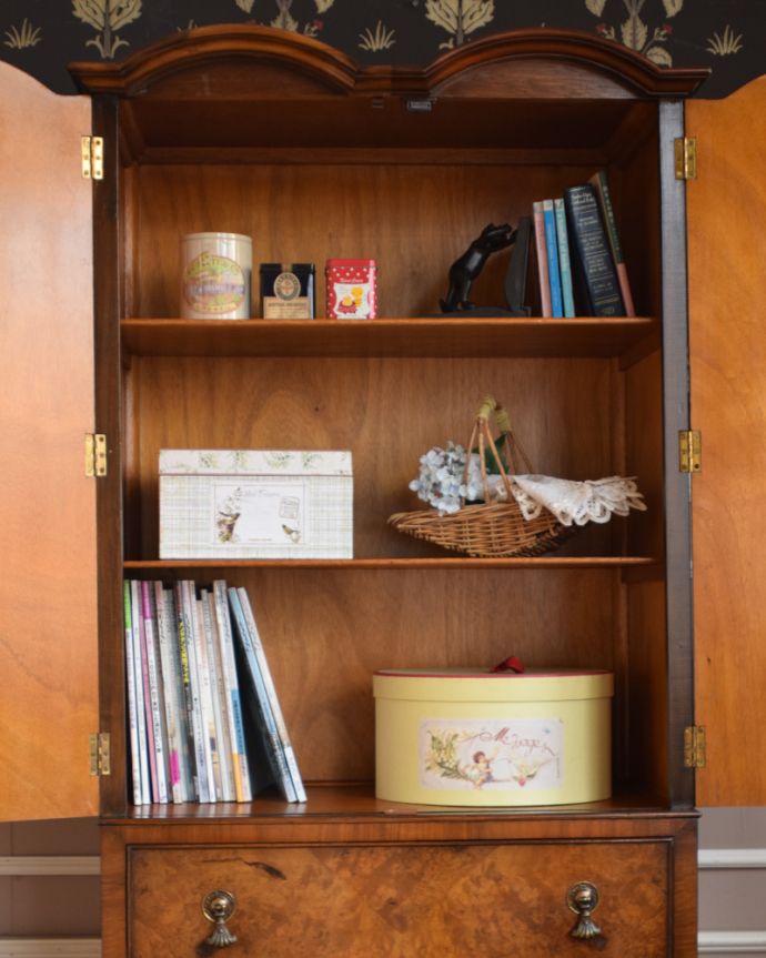 アンティークのチェスト　アンティーク家具　美しい曲線と木目に惹かれる、ウォルナット材を使った英国のアンティークカップボードチェスト。扉の中には食器や、雑誌がたっぷりと収納できます。(q-766-f)