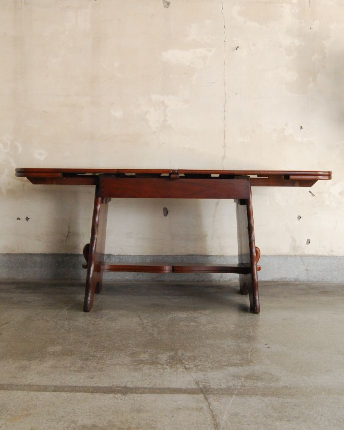 ロイドテーブル　アンティーク家具　イギリスアンティーク家具、伸張式のダイニングテーブル(ポップアップテーブル)。もちろん常に広げた状態でもお使いいただけます。(q-770-f)