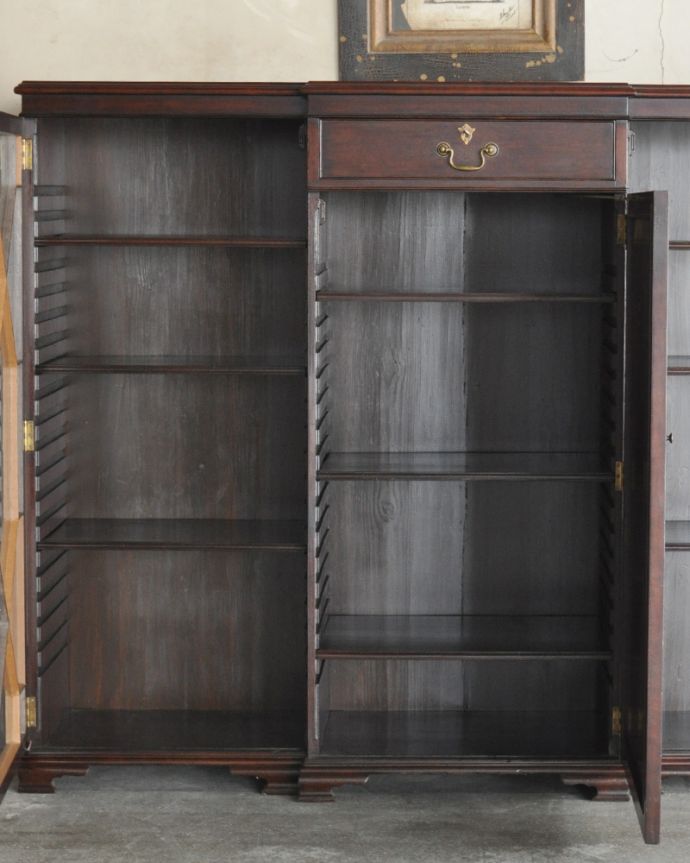 アンティークのキャビネット　アンティーク家具　英国のアンティーク家具、引き出しも付いたマホガニー材のブックケース（本棚）。棚板は取り外すことも可能です。(q-775-f)