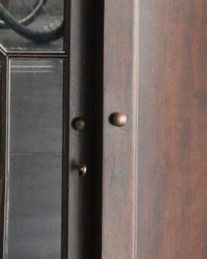 アンティークのキャビネット　アンティーク家具　英国のアンティーク家具、引き出しも付いたマホガニー材のブックケース（本棚）。扉の取っ手は、シンプルなつまみタイプ。(q-775-f)