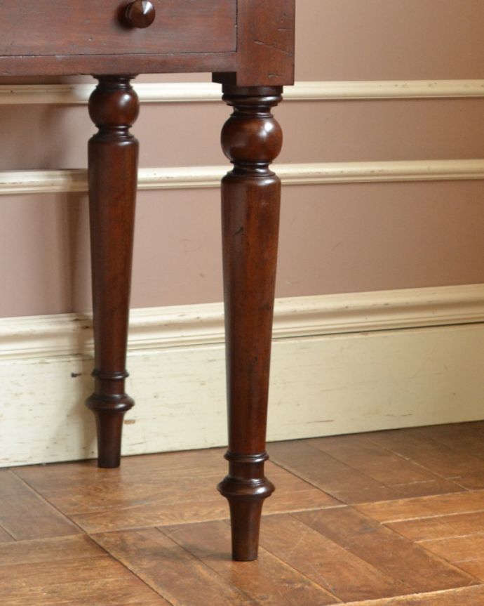 アンティークのデスク・書斎机　アンティーク家具　アンティークの美しい英国家具、大人色のマホガニー材のデスク。彫が入った脚がアンティークならでは。(q-776-f)