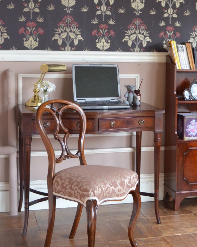 アンティークのデスク・書斎机　アンティーク家具　英国の書斎で使えるアンティーク家具、脚の先まで美しいマホガニー材のデスク。本を読んだり、パソコンしたり。(q-777-f)