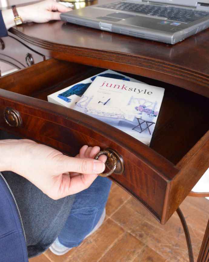 アンティークのデスク・書斎机　アンティーク家具　英国の書斎で使えるアンティーク家具、脚の先まで美しいマホガニー材のデスク。引き出しの取っ手。(q-777-f)
