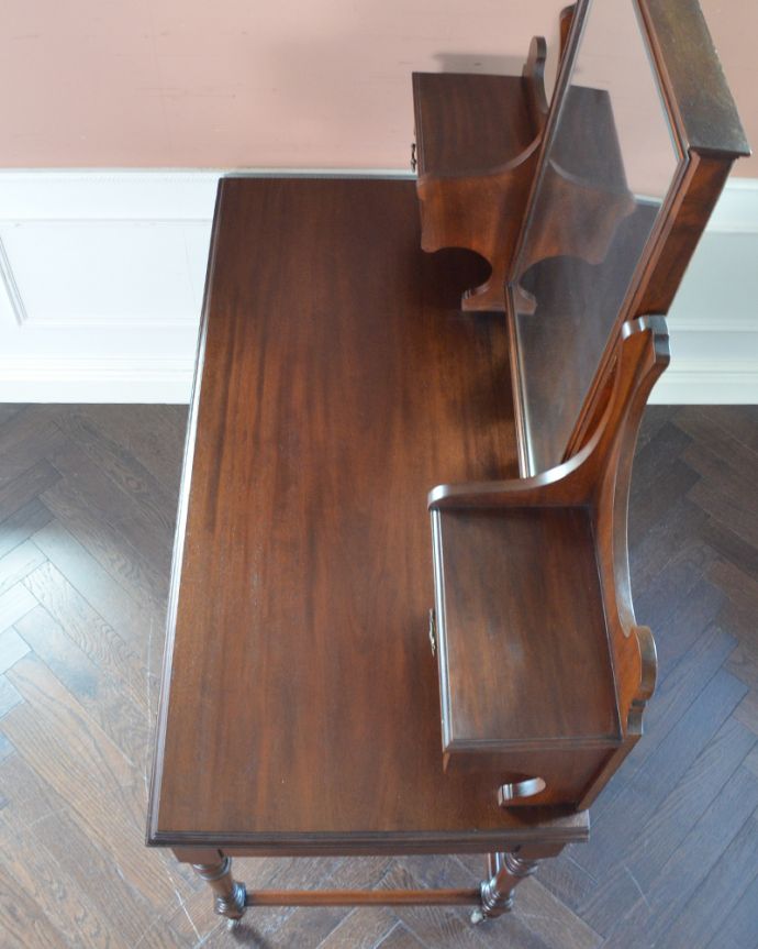 アンティークのドレッサー　アンティーク家具　英国のアンティーク家具、ドレッシングテーブル（デスク）。天板も木目がとってもキレイです。(q-780-f)