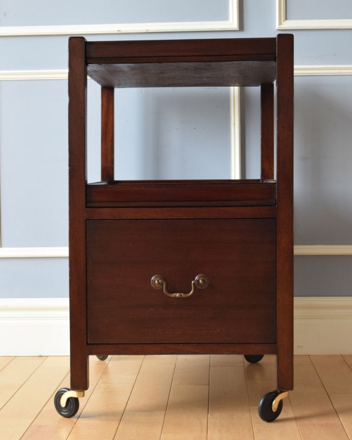 アンティークのワゴン・トローリー　アンティーク家具　1880年代のアンティーク英国家具、マホガニー材を使用した、引き出し付きのトローリー 。サイドから見てもキレイなデザインです。(q-788-f)