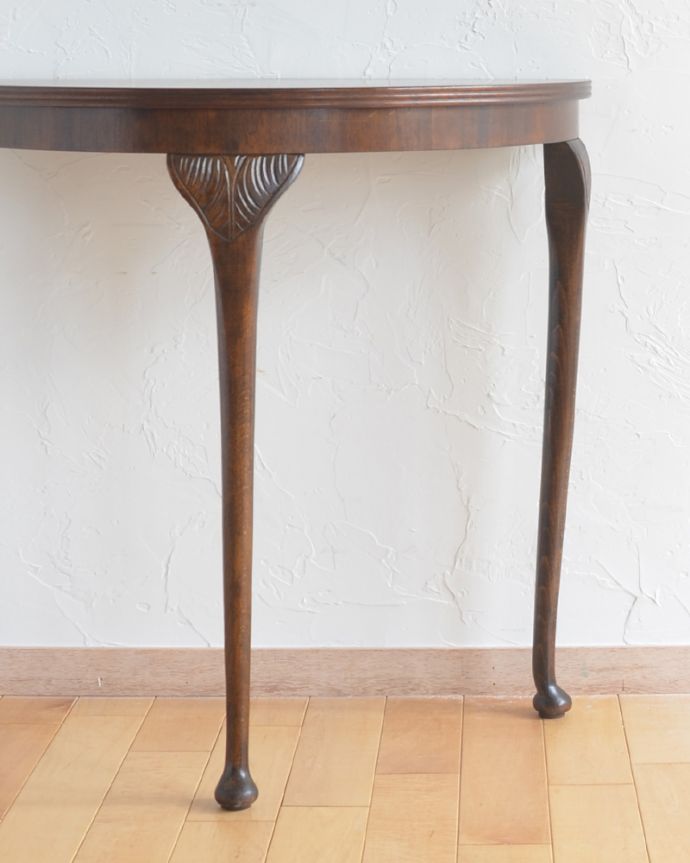 ロイドテーブル　アンティーク家具　ハーフムーンだからどこにでも置ける、華やかな空間に変えてくれるアンティークコンソールテーブル。脚が細いので、シルエットがとても素敵なんです。(q-793-f)