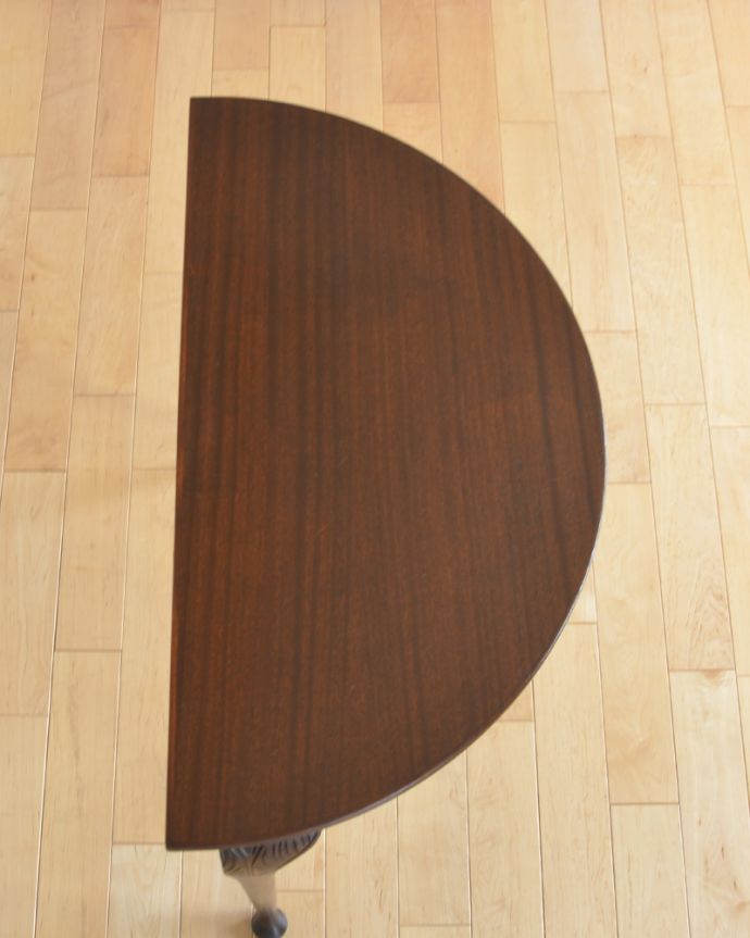 ロイドテーブル　アンティーク家具　ハーフムーンだからどこにでも置ける、華やかな空間に変えてくれるアンティークコンソールテーブル。半円形の天板です。(q-793-f)