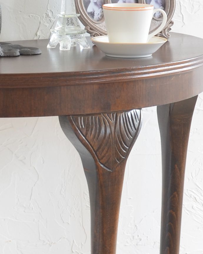 ロイドテーブル　アンティーク家具　ハーフムーンだからどこにでも置ける、華やかな空間に変えてくれるアンティークコンソールテーブル。脚にも美しい彫りがデザインされています。(q-793-f)