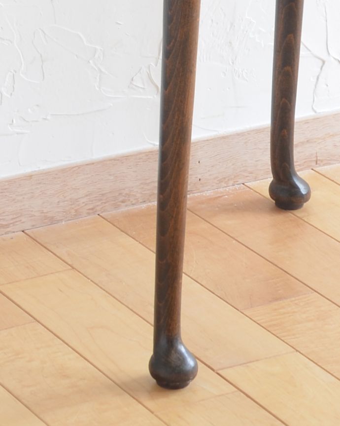 ロイドテーブル　アンティーク家具　ハーフムーンだからどこにでも置ける、華やかな空間に変えてくれるアンティークコンソールテーブル。スラッと伸びた脚。(q-793-f)