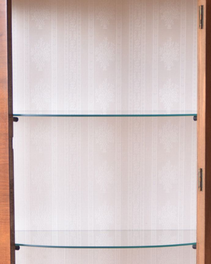 アンティークのキャビネット　アンティーク家具　英国輸入のアンティーク家具、ウォルナット材のガラスキャビネット。ガラスの棚板は可動です。(q-800-f)