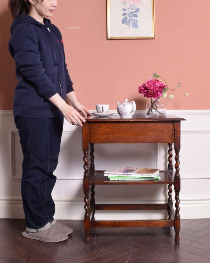 ロイドテーブル　アンティーク家具　美しいアンティーク家具、イギリスから届いたオケージョナルテーブル。そっと壁に付けて置くだけで、オシャレな雰囲気に。(q-805-f-1)