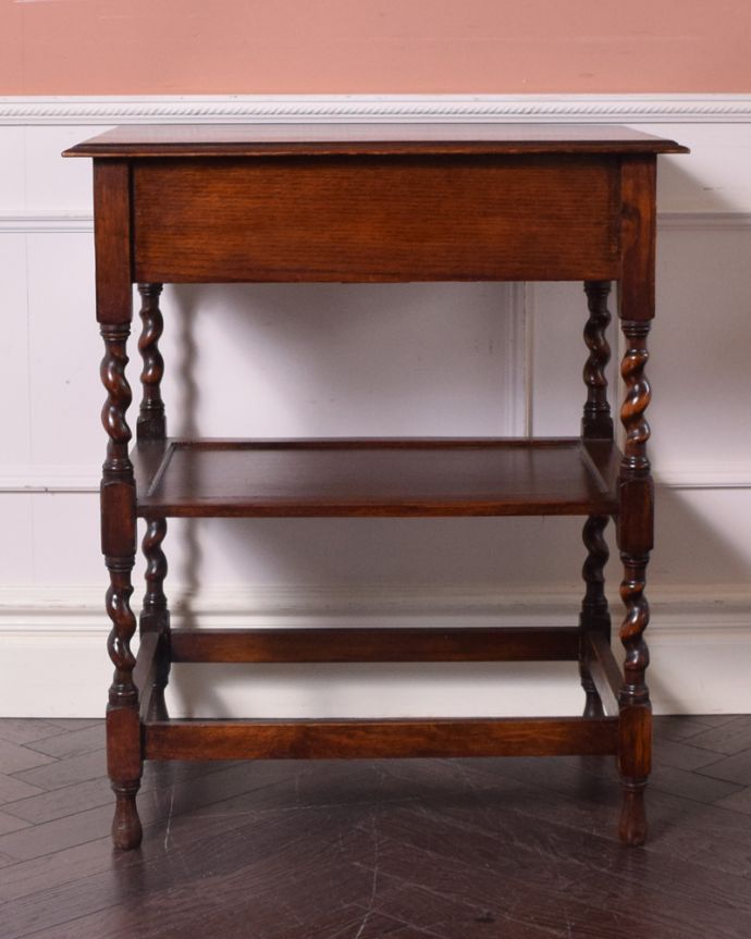ロイドテーブル　アンティーク家具　美しいアンティーク家具、イギリスから届いたオケージョナルテーブル。１つ１つキレイな装飾には、思わずうっとりしてしまいます。(q-805-f-1)
