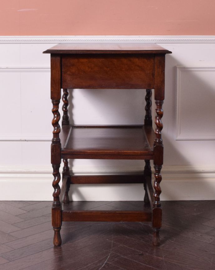 ロイドテーブル　アンティーク家具　美しいアンティーク家具、イギリスから届いたオケージョナルテーブル。ツイストの繊細なラインが美しい脚。(q-805-f-1)
