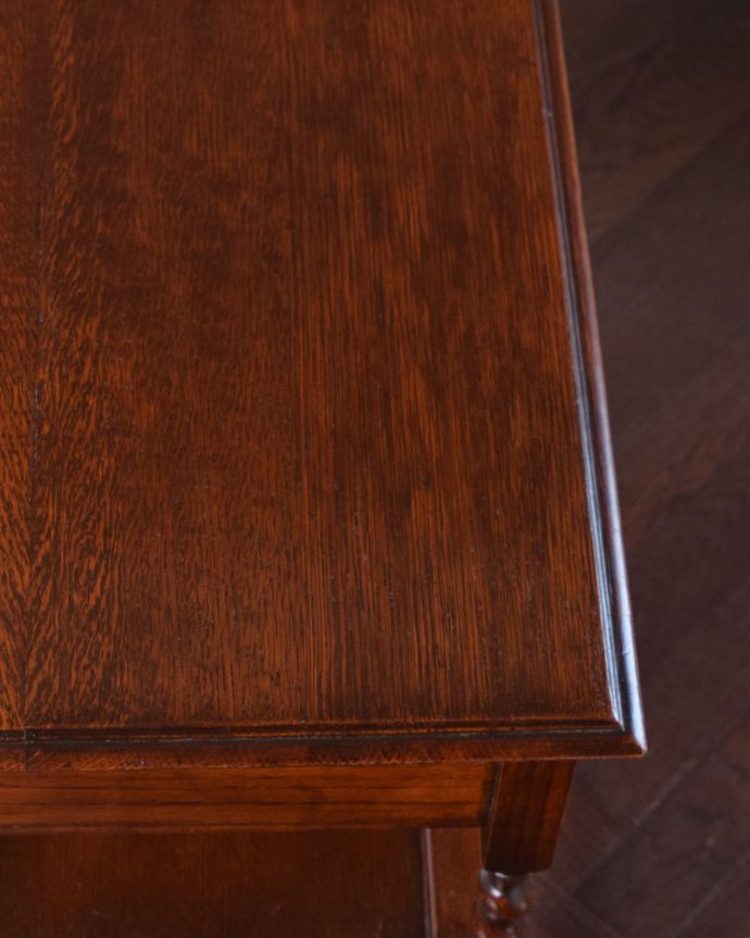 ロイドテーブル　アンティーク家具　美しいアンティーク家具、イギリスから届いたオケージョナルテーブル。表情のある美しい木目です。(q-805-f-1)
