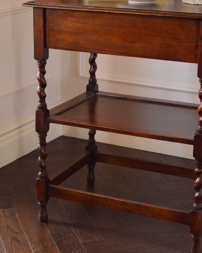 ロイドテーブル　アンティーク家具　美しいアンティーク家具、イギリスから届いたオケージョナルテーブル。下には物置があります。(q-805-f-1)