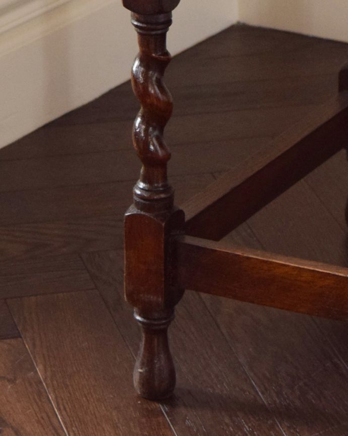 ロイドテーブル　アンティーク家具　美しいアンティーク家具、イギリスから届いたオケージョナルテーブル。桟が付いているので、バランスよく安定しています。(q-805-f-1)