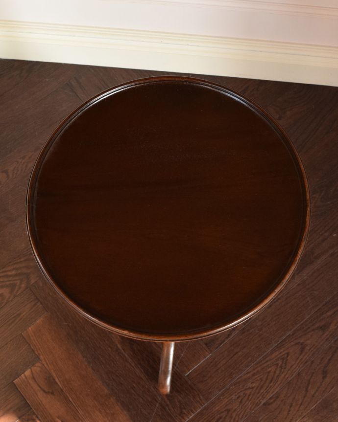 ロイドテーブル　アンティーク家具　英国輸入のアンティーク家具、ツイスト脚の美しいワインテーブル（スモールテーブル）。可愛い真ん丸な天板。(q-808-f)