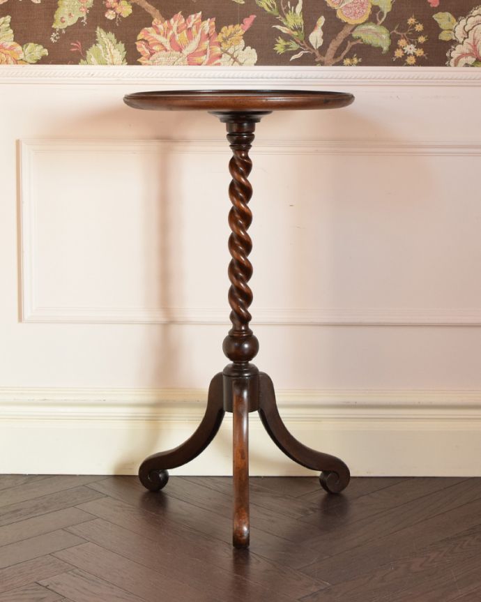 ロイドテーブル　アンティーク家具　英国輸入のアンティーク家具、ツイスト脚の美しいワインテーブル（スモールテーブル）。１つ１つキレイな装飾には、思わずうっとりしてしまいます。(q-808-f)