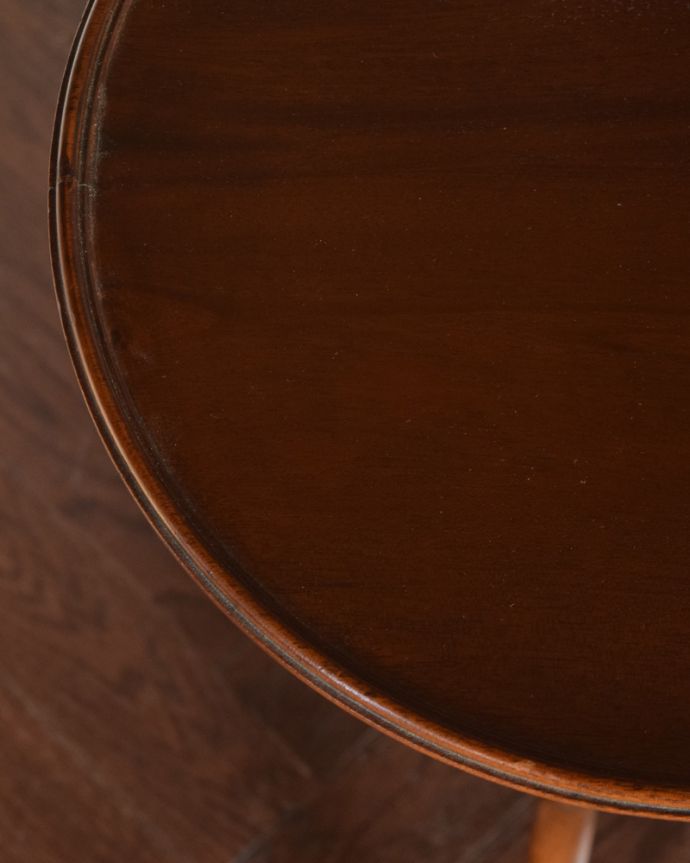 ロイドテーブル　アンティーク家具　英国輸入のアンティーク家具、ツイスト脚の美しいワインテーブル（スモールテーブル）。マホガニー材の木目が美しい天板。(q-808-f)