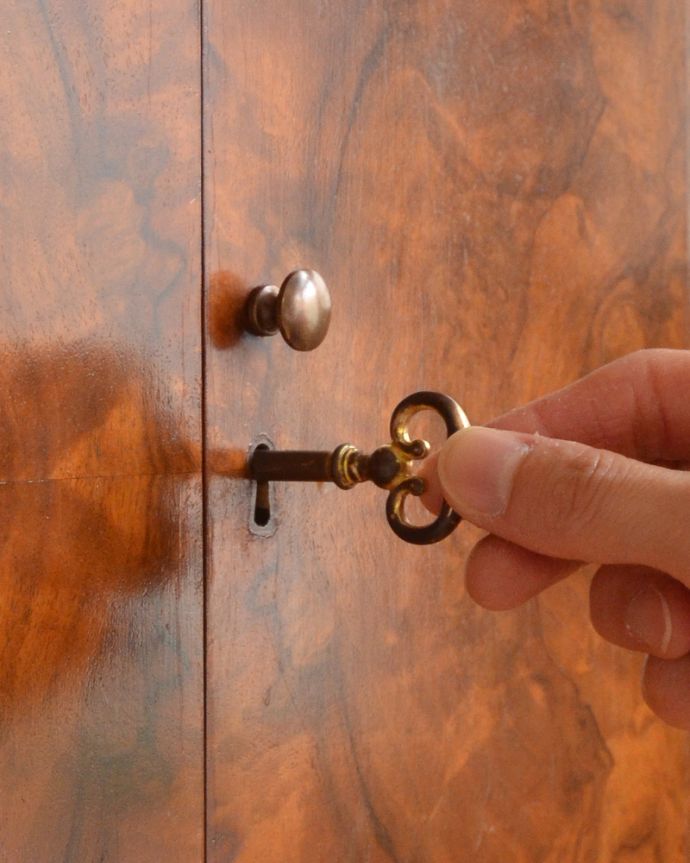 アンティークのチェスト　アンティーク家具　美しい木目のカップボードチェスト、イギリスから届いたアンティーク家具。扉には、小さな取っ手と鍵穴があります。(q-818-f)