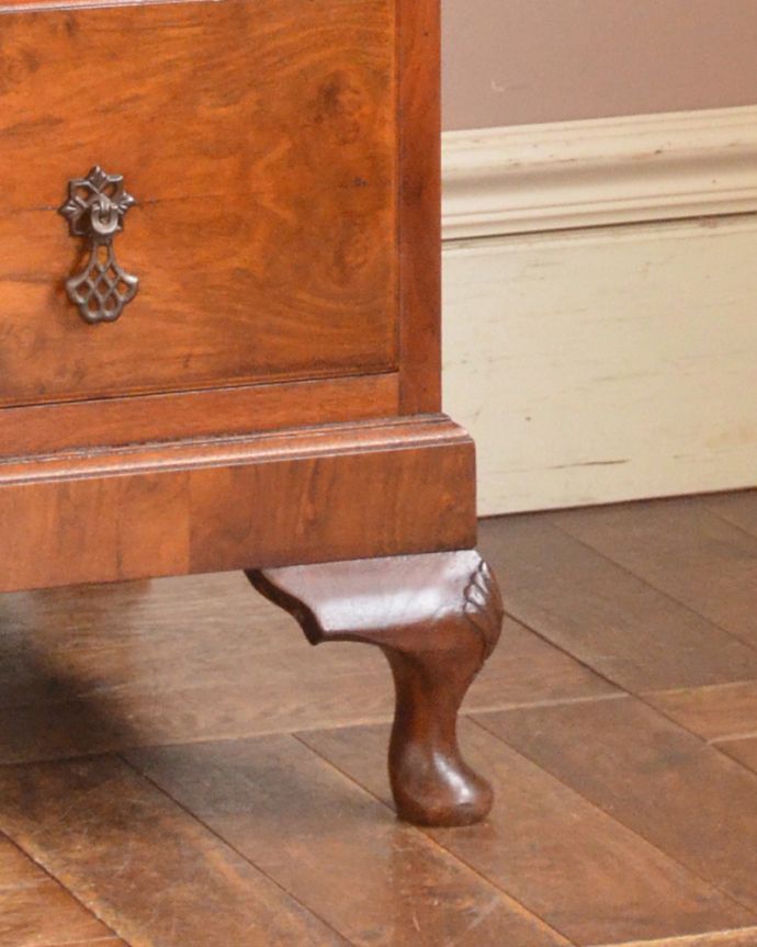 アンティークのチェスト　アンティーク家具　美しい木目のカップボードチェスト、イギリスから届いたアンティーク家具。安定感のある脚がしっかり支えます。(q-818-f)