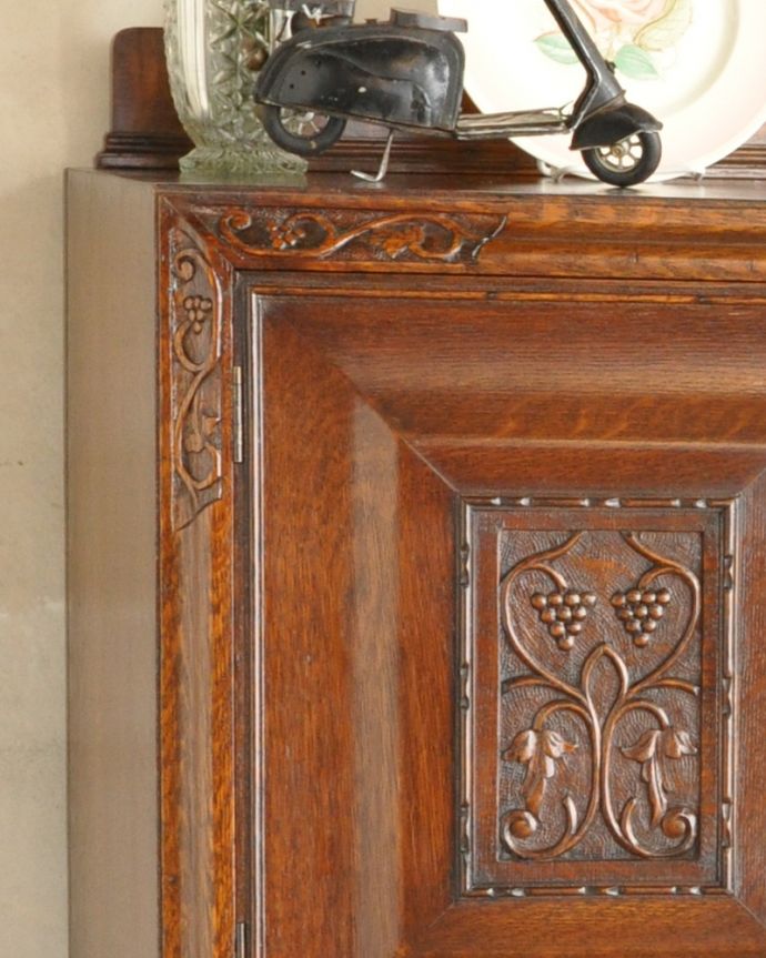 サイドボード　アンティーク家具　彫刻のデザインが美しいサイドボード、アンティークの英国家具。キャビネットの角にも丁寧な彫りが刻まれています。(q-821-f)