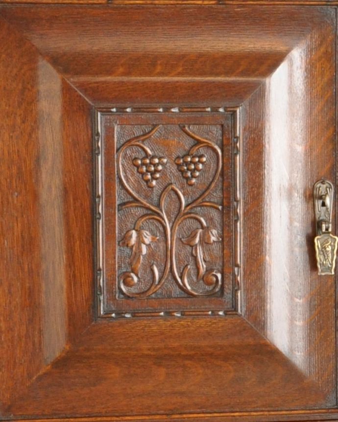 サイドボード　アンティーク家具　彫刻のデザインが美しいサイドボード、アンティークの英国家具。ぶどうのデザインを施した扉。(q-821-f)