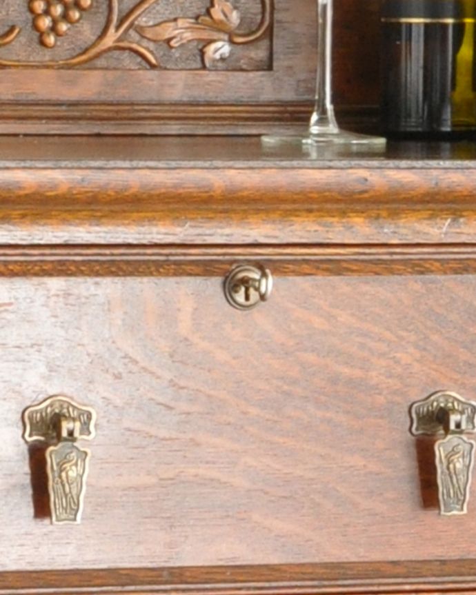 サイドボード　アンティーク家具　彫刻のデザインが美しいサイドボード、アンティークの英国家具。引き出しの上段のみ、鍵をかけることができます。(q-821-f)