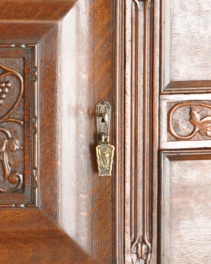 サイドボード　アンティーク家具　彫刻のデザインが美しいサイドボード、アンティークの英国家具。扉と引き出しの取っ手は全てお揃いです。(q-821-f)