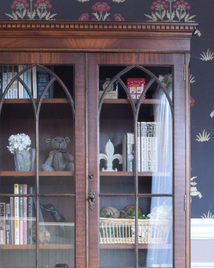アンティークのキャビネット　アンティーク家具　大きなガラス扉が印象的なアンティークのブックケース（本棚）。リビングや寝室、玄関などで試してみてください。(q-822-f)