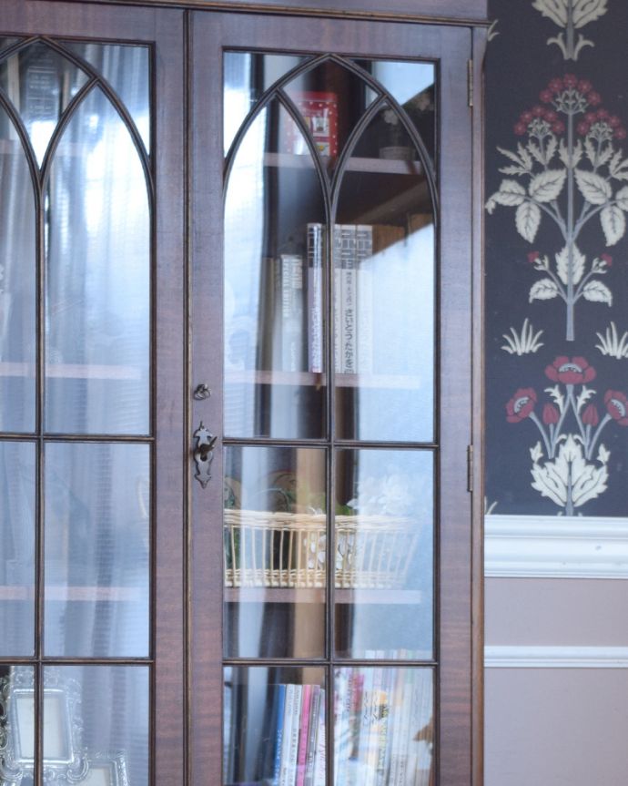 アンティークのキャビネット　アンティーク家具　大きなガラス扉が印象的なアンティークのブックケース（本棚）。ガラスもアンティークならでは。(q-822-f)