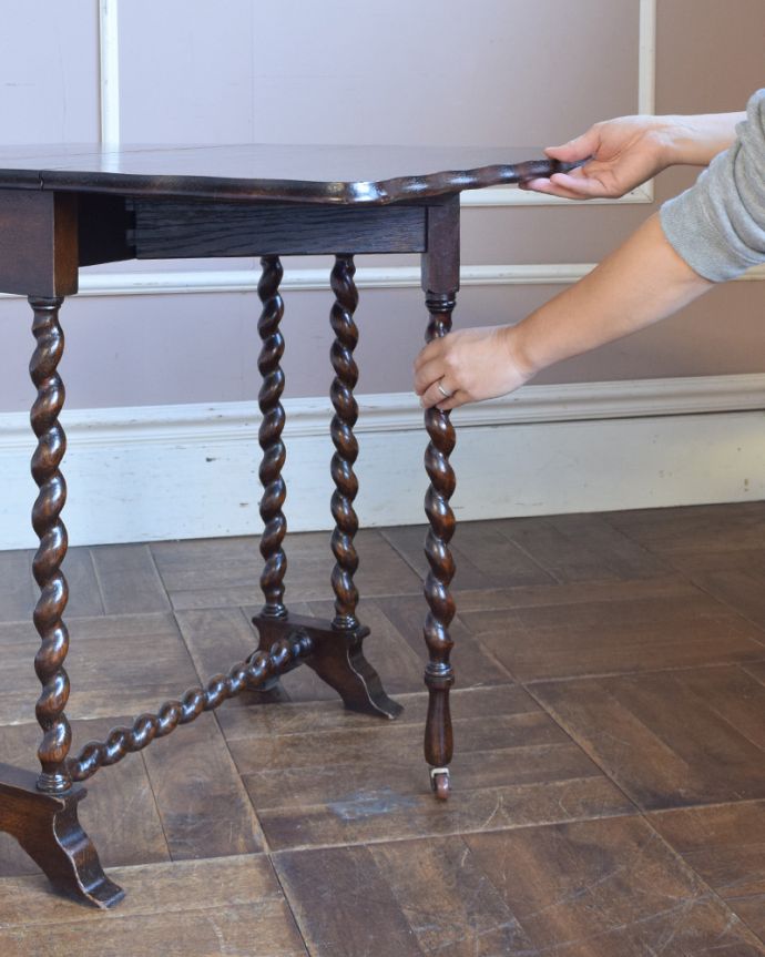アンティークのテーブル　アンティーク家具　英国伝統デザインを用いたアンティーク家具、ゲートレッグコーヒーテーブル。脚を引っ張り出すだけなので、組み立ても簡単！女性の力で大丈夫です。(q-825-f)