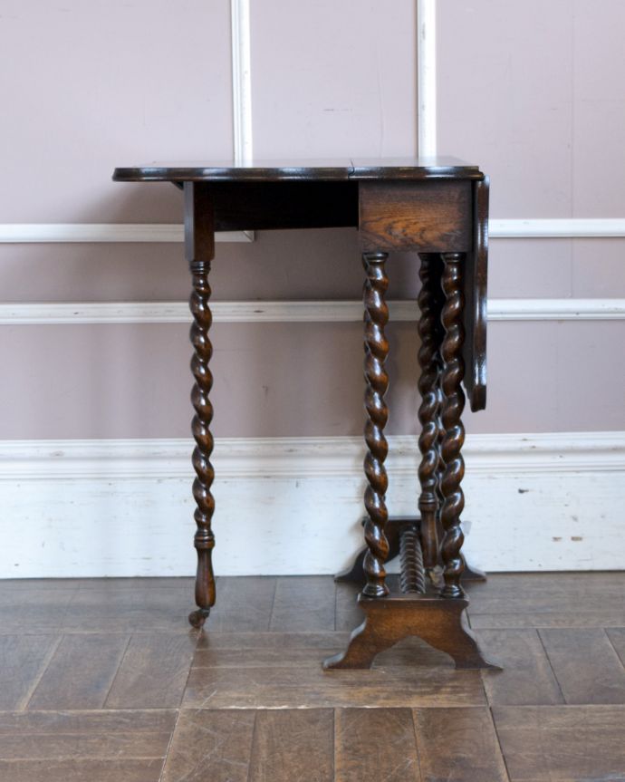 アンティークのテーブル　アンティーク家具　英国伝統デザインを用いたアンティーク家具、ゲートレッグコーヒーテーブル。片方だけ引き出して壁に付けて使うこともできます。(q-825-f)