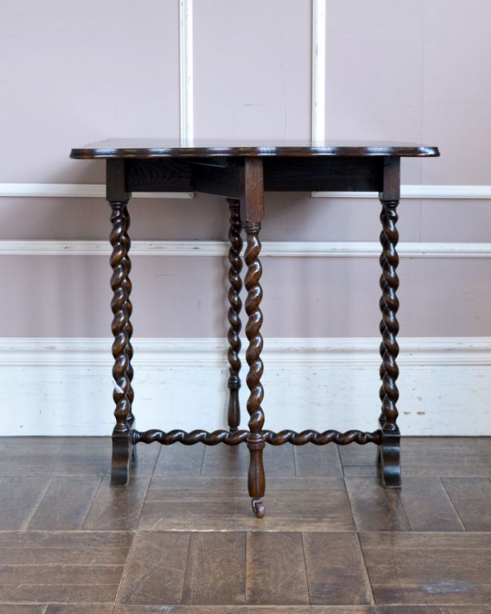 アンティークのテーブル　アンティーク家具　英国伝統デザインを用いたアンティーク家具、ゲートレッグコーヒーテーブル。足元のデザインが凝っていて組み脚のようになっています。(q-825-f)