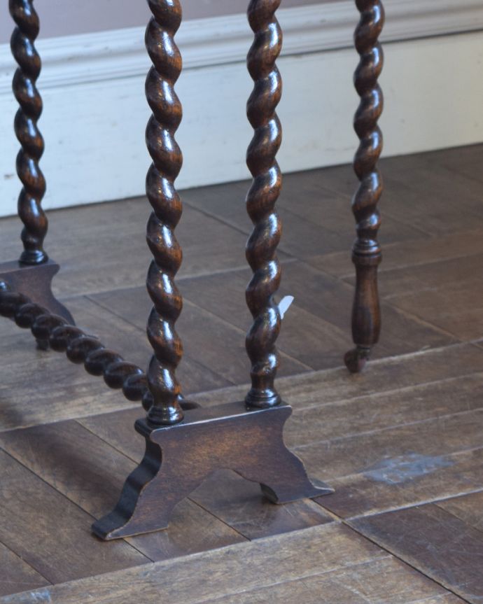 アンティークのテーブル　アンティーク家具　英国伝統デザインを用いたアンティーク家具、ゲートレッグコーヒーテーブル。ツイストデザインの美しい脚です。(q-825-f)
