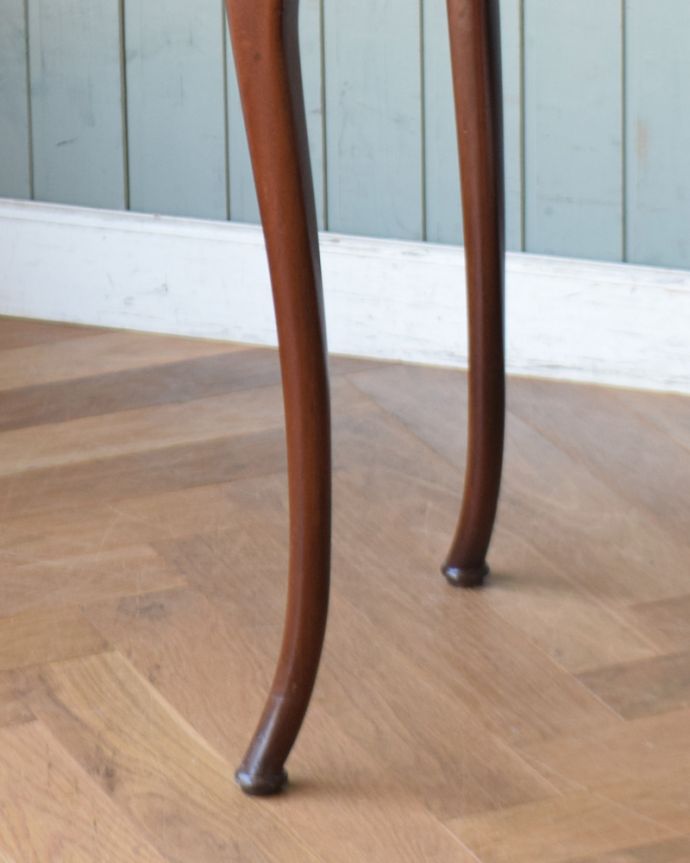 ロイドテーブル　アンティーク家具　象嵌が入ったアンティーク英国家具、クラシックなデザインのティーテーブル。丸い足先が可愛らしいです。(q-830-f)
